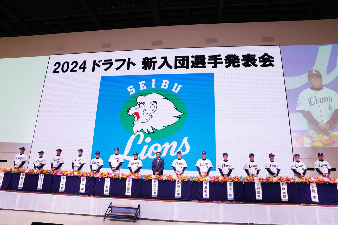 整列する西武新入団選手たち。左からウメビンユオ・オケム明、沢田、ラタナヤケ・ラマル・ギービン、冨士、龍山、林、渡部聖、西口監督、斎藤大、狩生、篠原、古賀輝、佐藤太、佐藤爽、福尾（撮影・横山健太）
