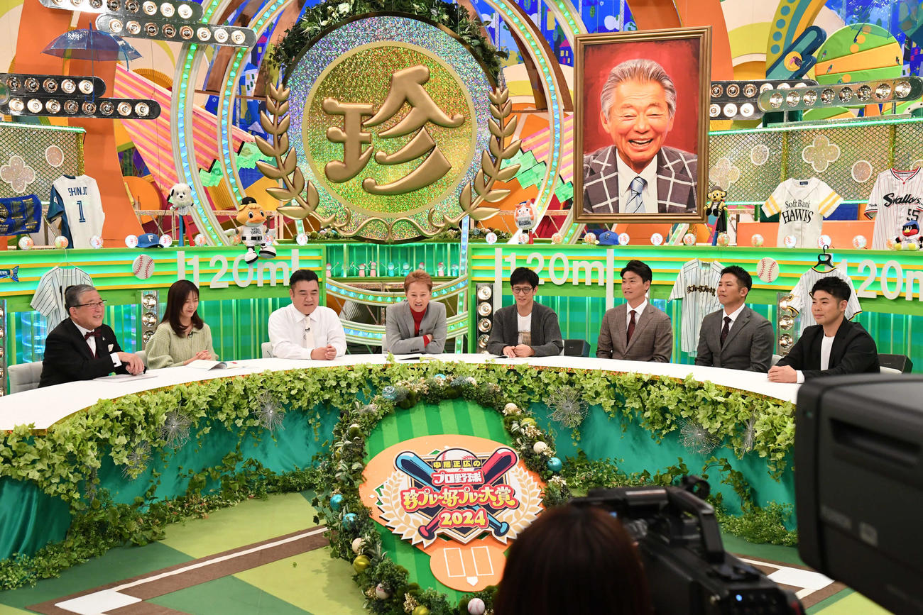 フジテレビ系「中居正広のプロ野球珍プレー好プレー大賞2024」の番組収録に参加した左から徳光和夫、佐久間アナウンサー、アンタッチャブル山崎弘也、中居正広、アンタッチャブル柴田英嗣、元ヤクルト青木、DeNA桑原、ソフトバンク近藤