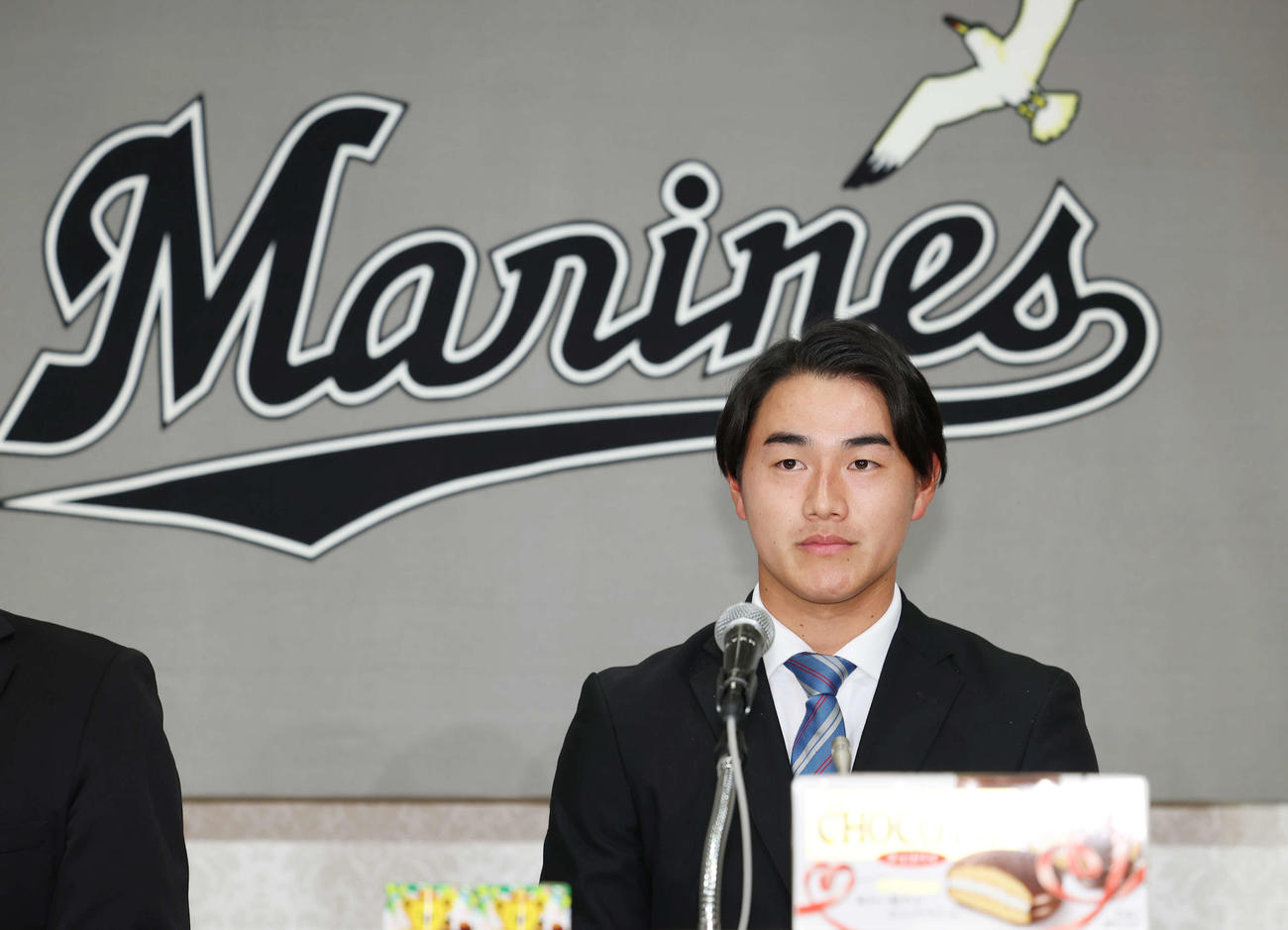 契約を終え、会見に臨むロッテドラフト1位の青学大・西川（撮影・宮地輝）