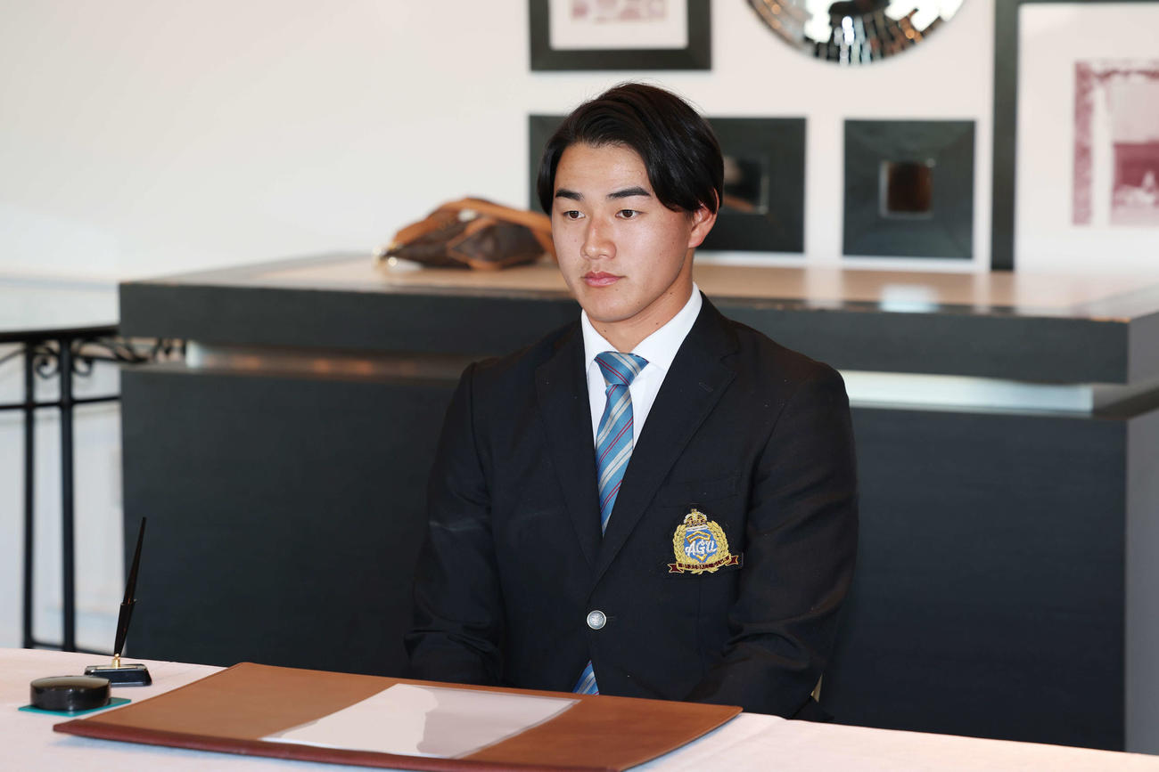 契約に臨むロッテドラフト1位の青学大・西川（撮影・宮地輝）