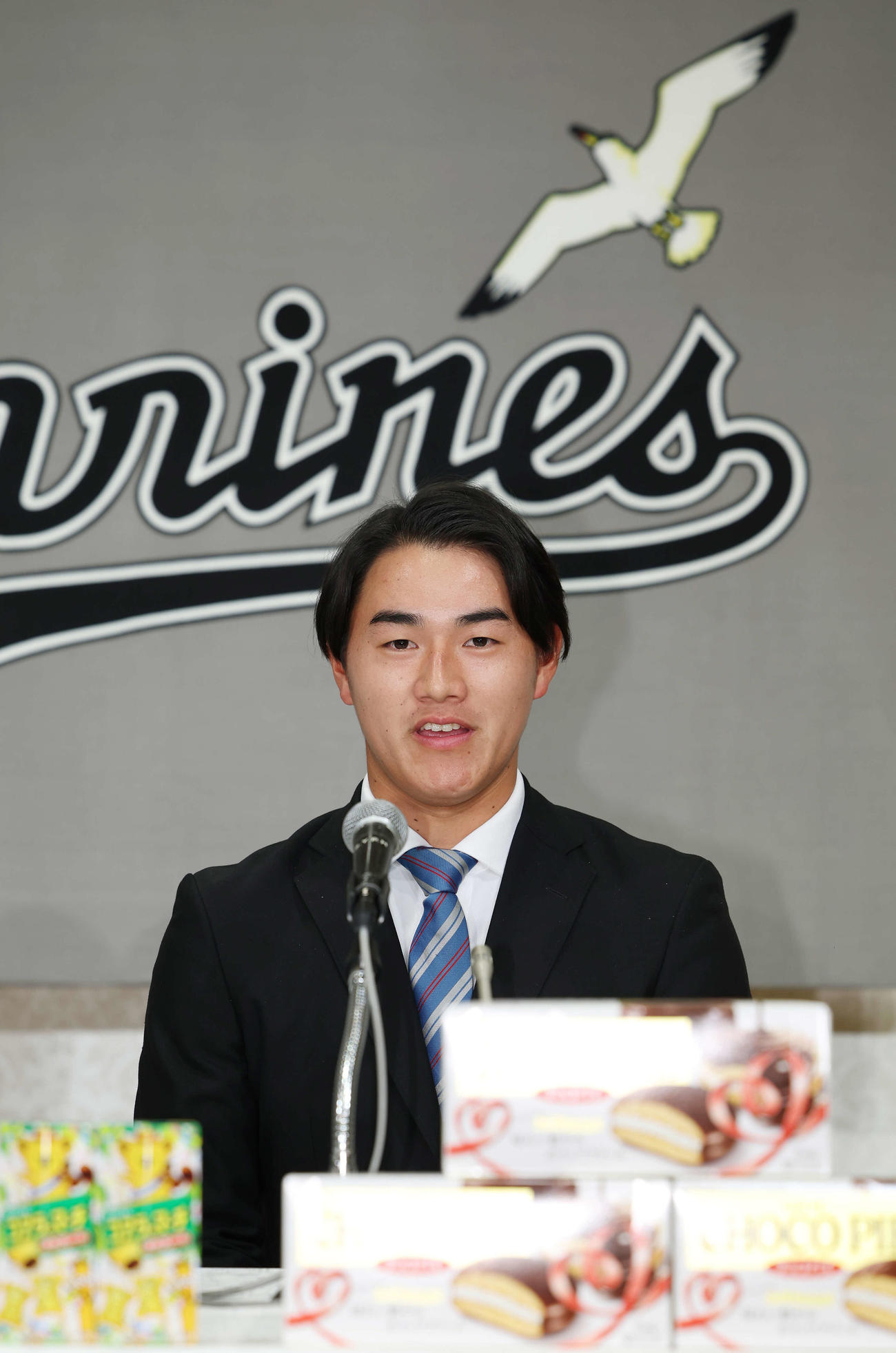 契約を終え、会見に臨むロッテドラフト1位の青学大・西川（撮影・宮地輝）