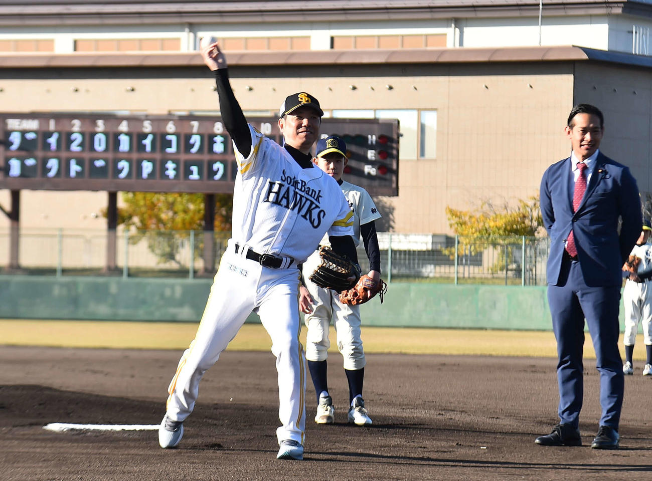 始球式を行う小久保監督（撮影・只松憲）
