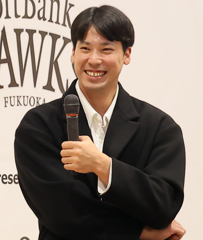 トークショーに登壇し笑顔をみせる尾形（撮影・鬼束羽瑠菜）