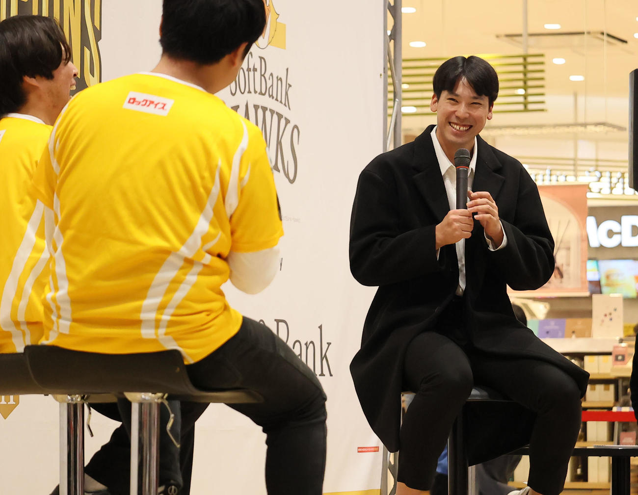 トークショーに登壇し笑顔をみせる尾形（撮影・鬼束羽瑠菜）
