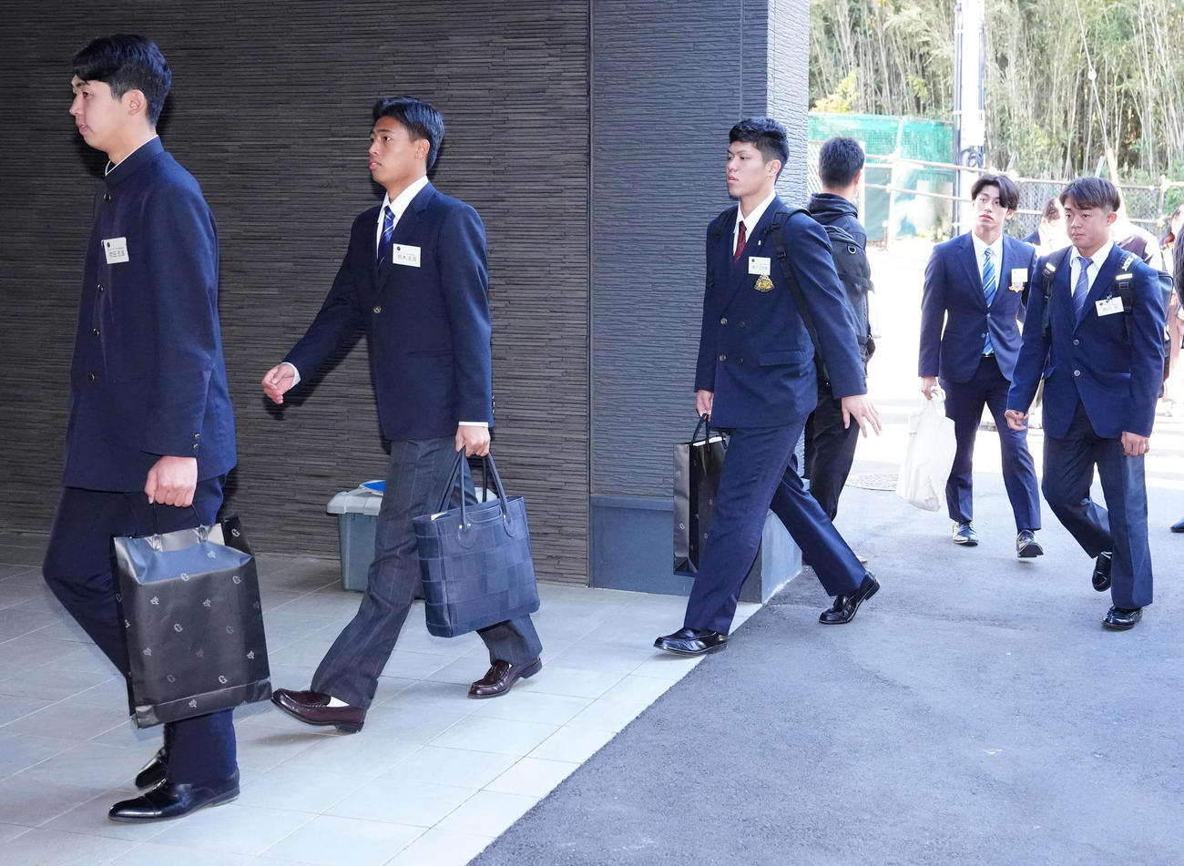 ジャイアンツ球場での施設見学に臨む巨人の新人選手（撮影・江口和貴）