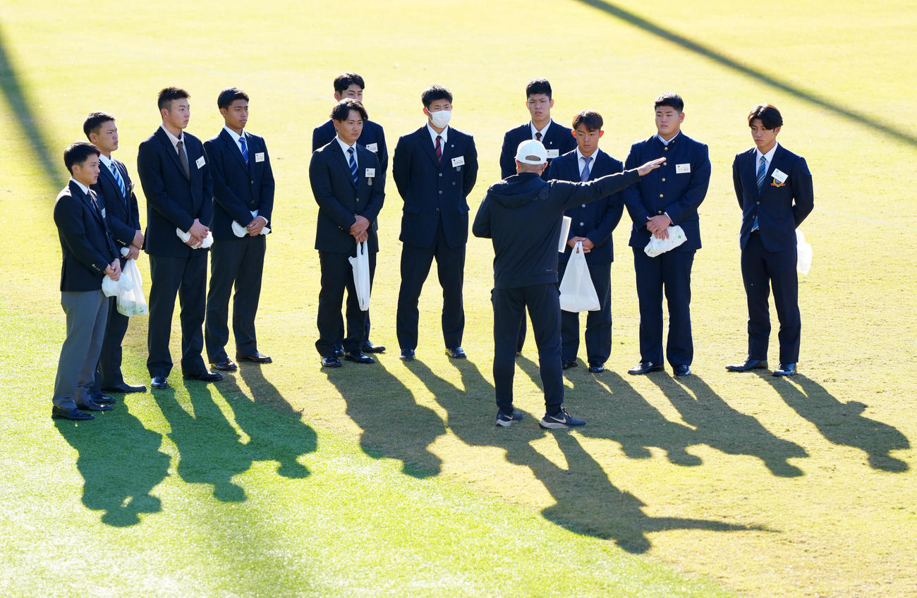 ジャイアンツ球場での施設見学に臨む巨人の新人選手。左から浦田、荒巻、石田充、鈴木圭、宮原、吹田、石塚、堀江、西川、竹下、坂本達（撮影・江口和貴）