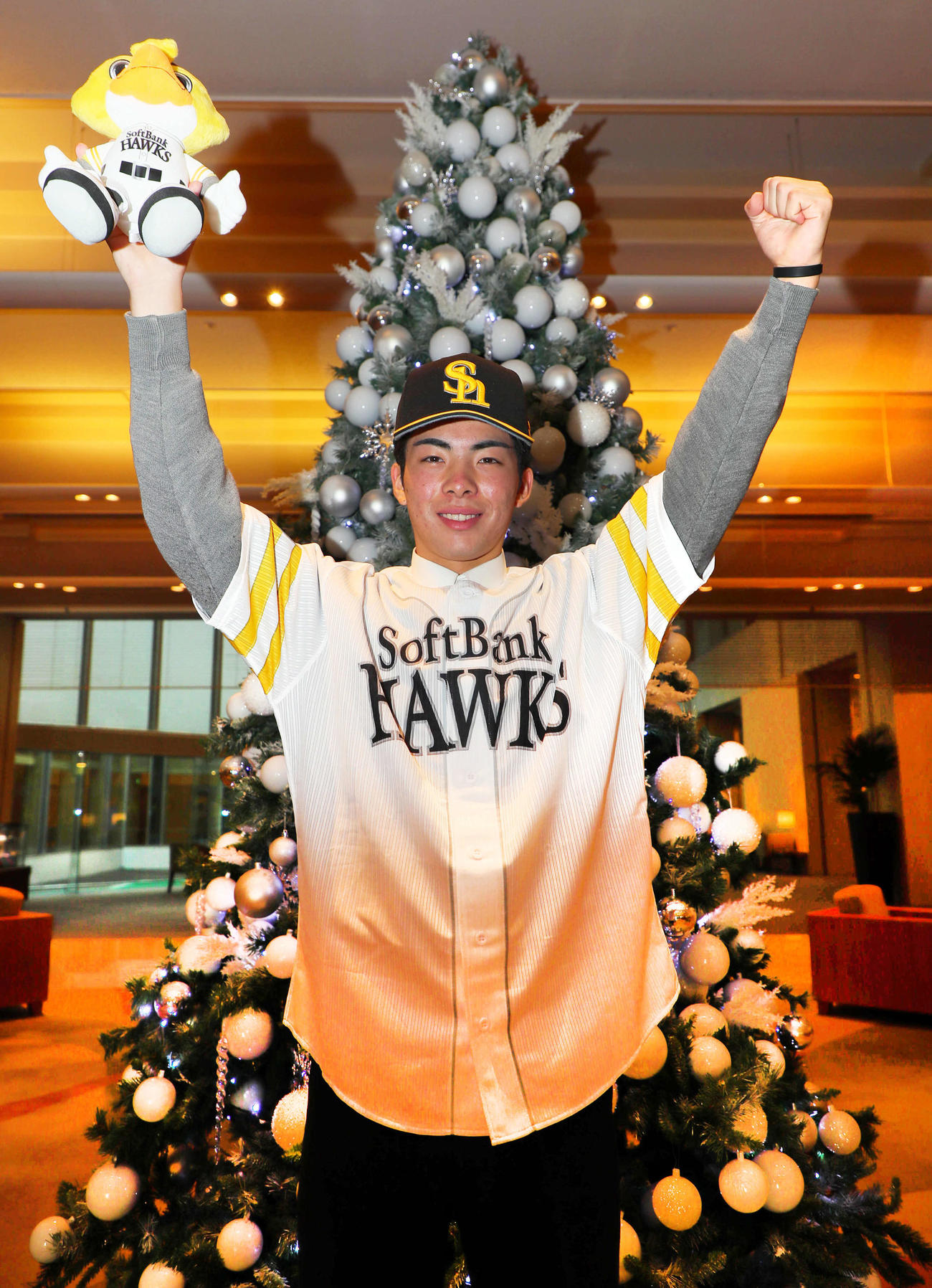 ソフトバンクと仮契約を結んだドラフト1位の村上は、クリスマスツリーの前でガッツポーズ（撮影・宮崎幸一）