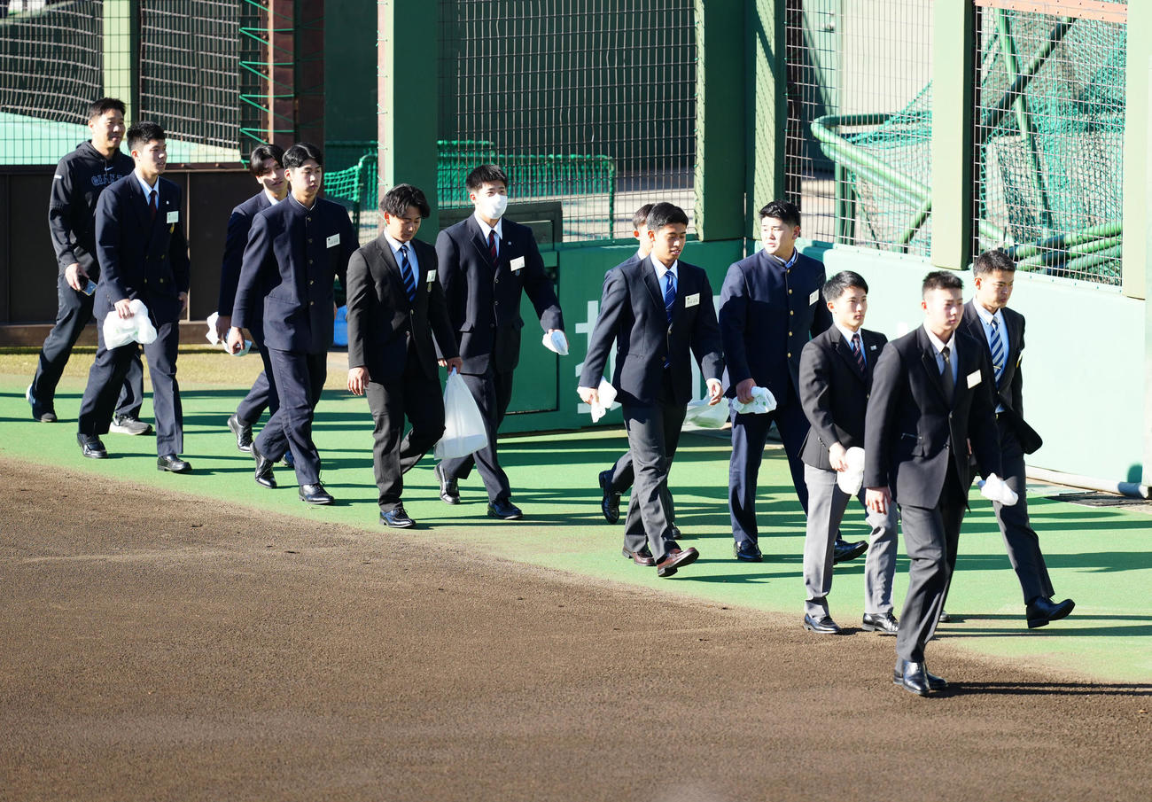 ジャイアンツ球場で施設見学を行う巨人の新人選手（撮影・江口和貴）