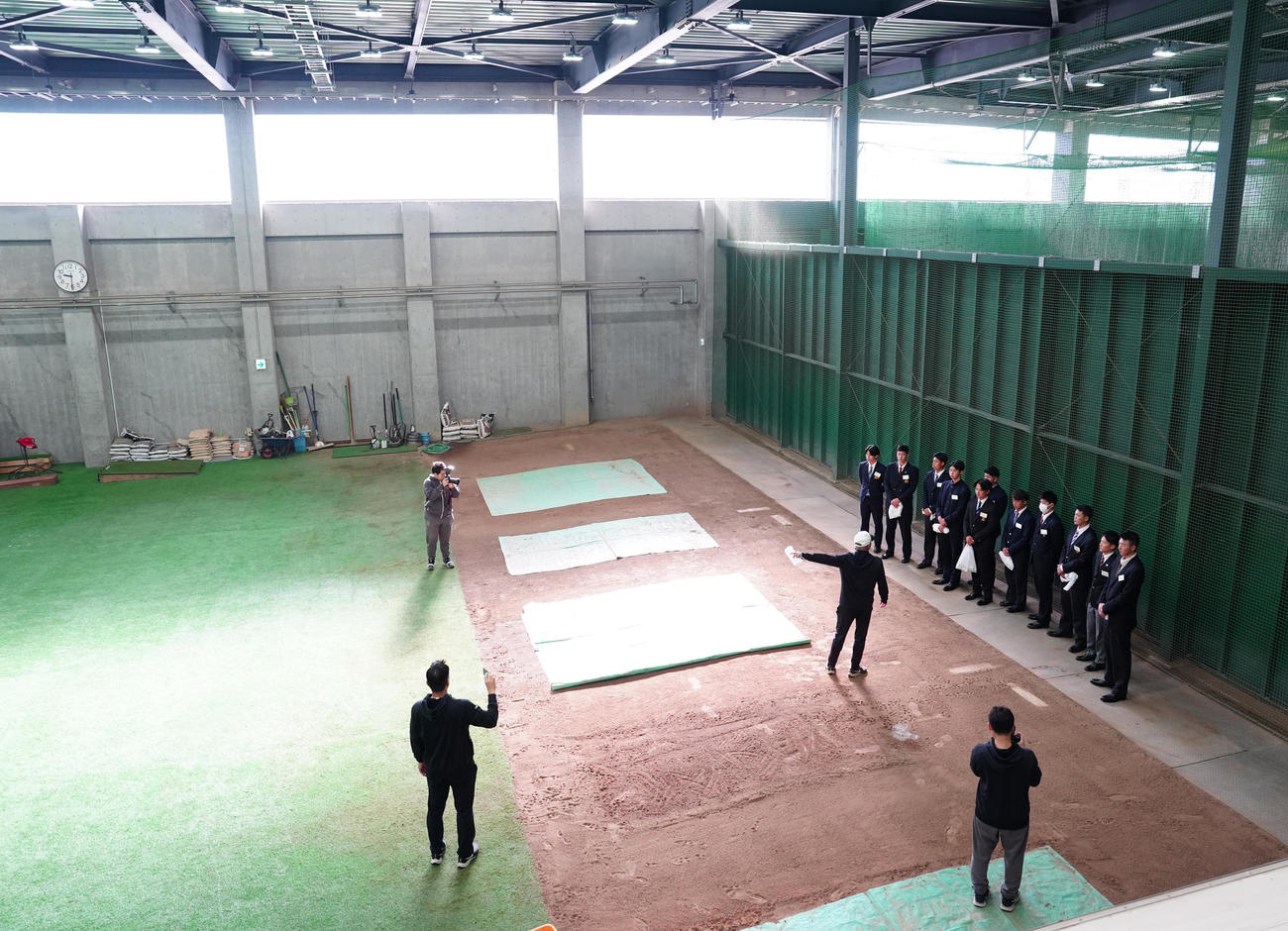 ジャイアンツ球場で施設見学を行う巨人の新人選手（撮影・江口和貴）
