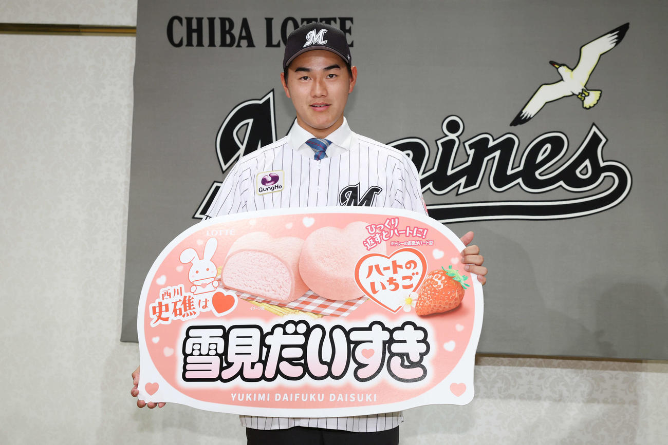 大きな雪見だいふくを手に持つロッテドラフト1位の青学大・西川（撮影・宮地輝）