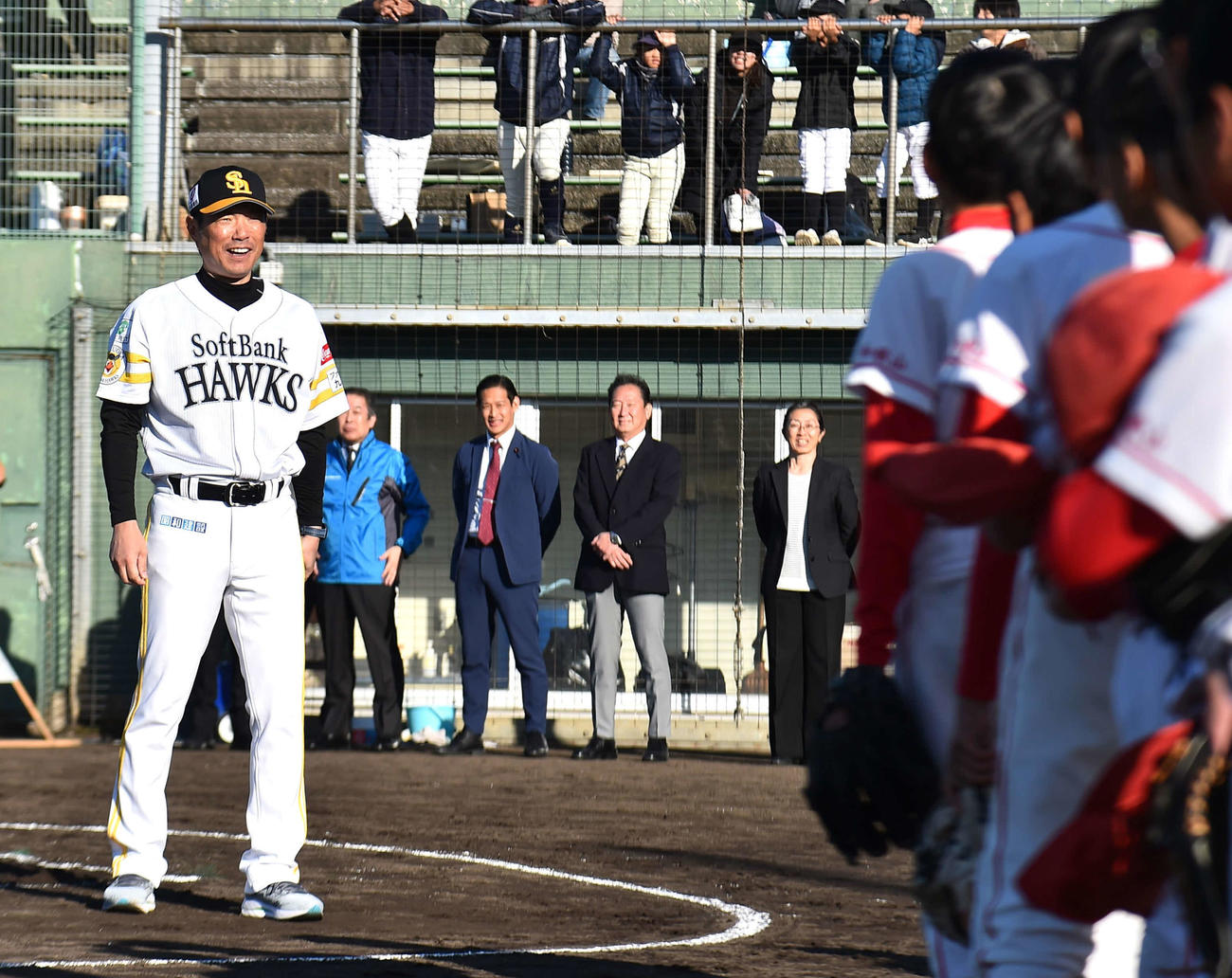 シートノック後に子どもたちと向き合う小久保監督（撮影・只松憲）