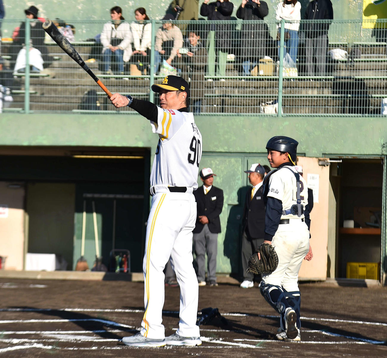 シートノックで外野に声をかける小久保監督（撮影・只松憲）