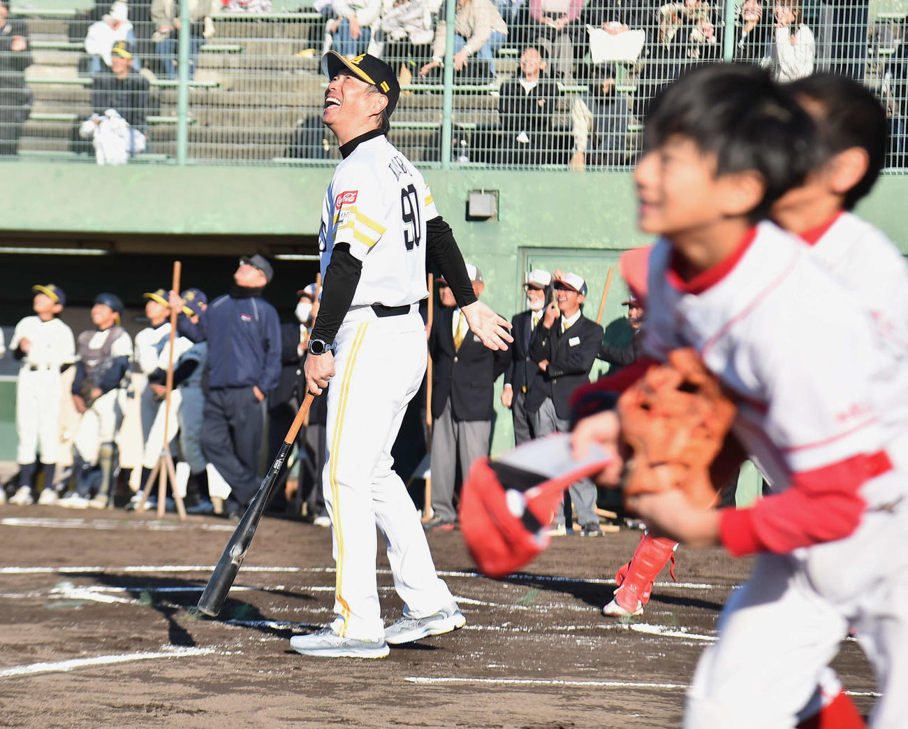 シートノックで笑顔を見せる小久保監督（撮影・只松憲）