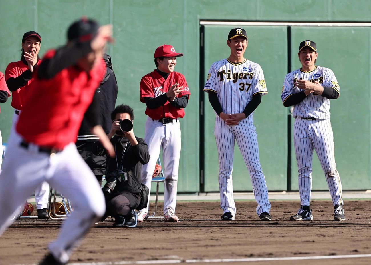 「カンテレスポーツ大晦日特番」の収録で笑顔を見せる右から梅野、及川、鈴木福（撮影・上田博志）