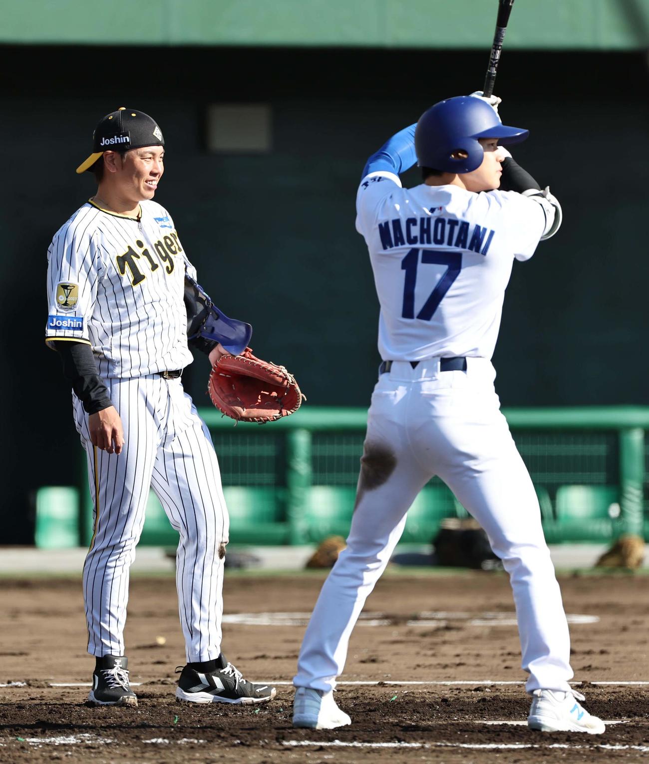マッチョ谷翔平（右）の構えに笑顔を見せる梅野（撮影・上田博志）