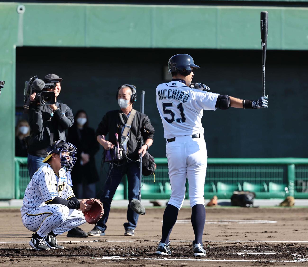 ニッチローの構えを見る梅野（撮影・上田博志）