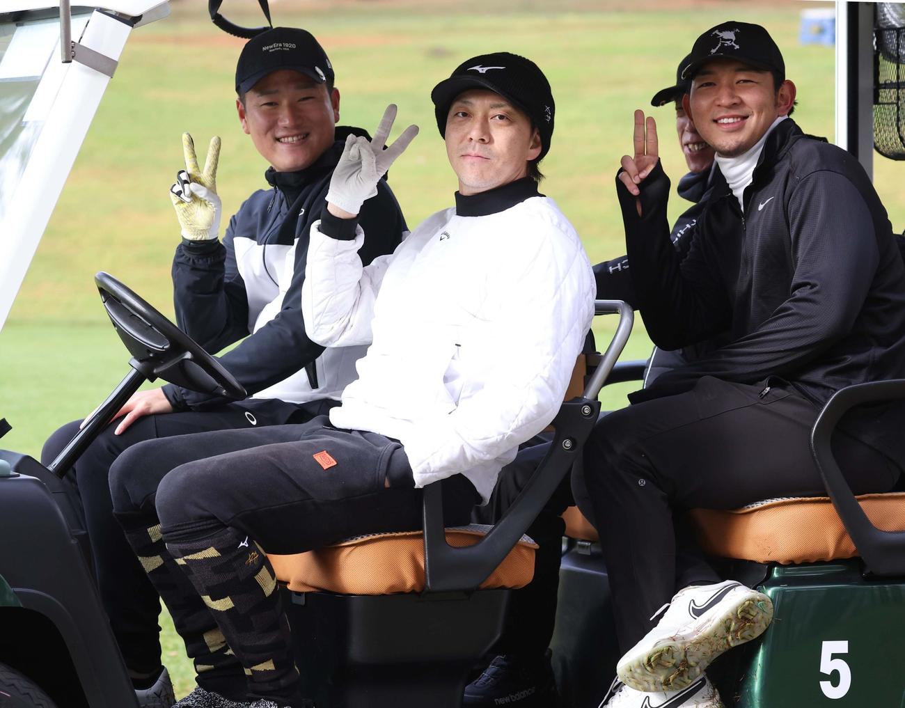 1番、カートに乗ってVサインの左から山本晃、宮西、柿木（撮影・黒川智章）