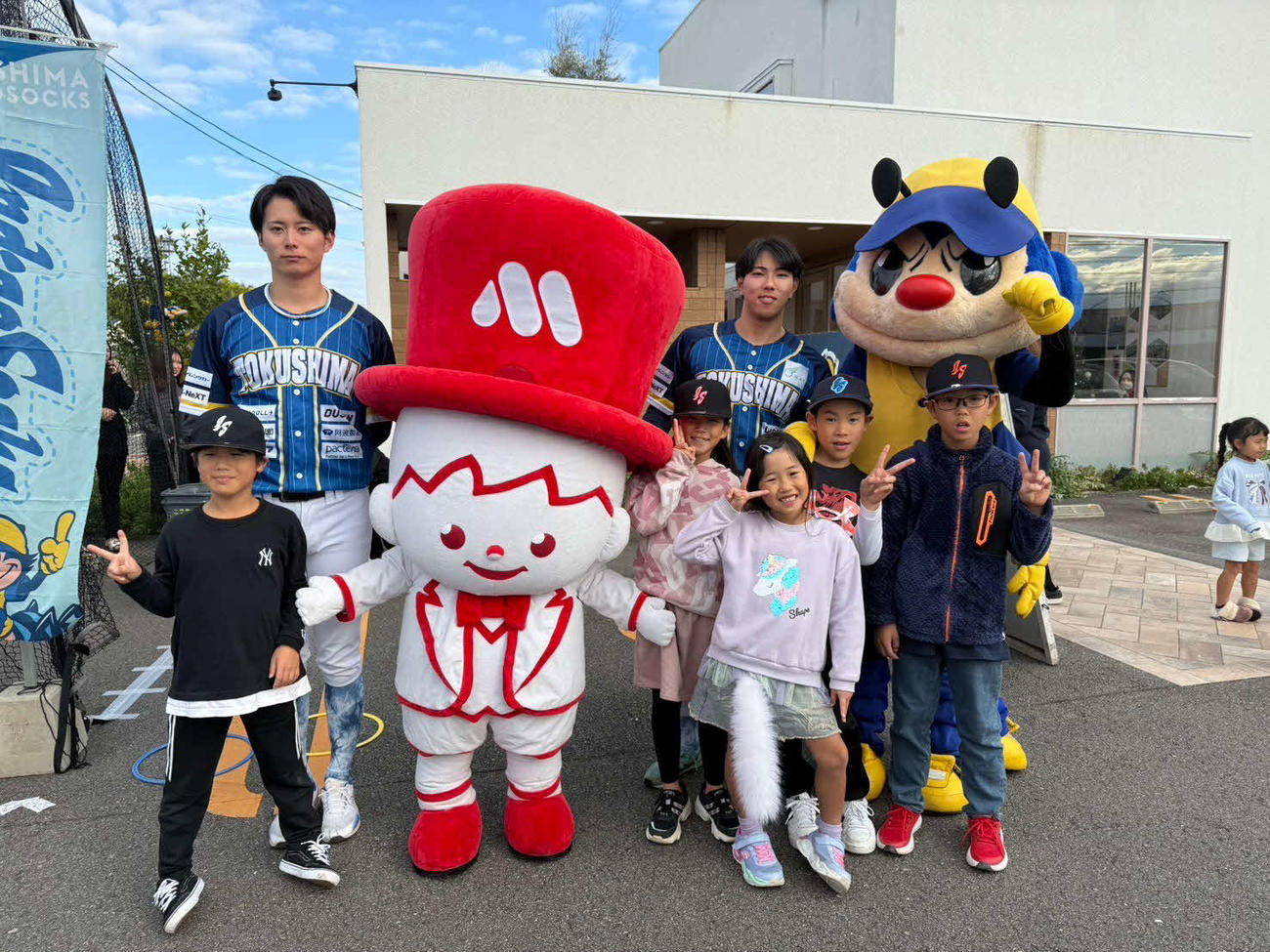 野球体験イベントに参加した四国IL・徳島の阪神育成1位工藤（後列右）（徳島インディゴソックス提供）