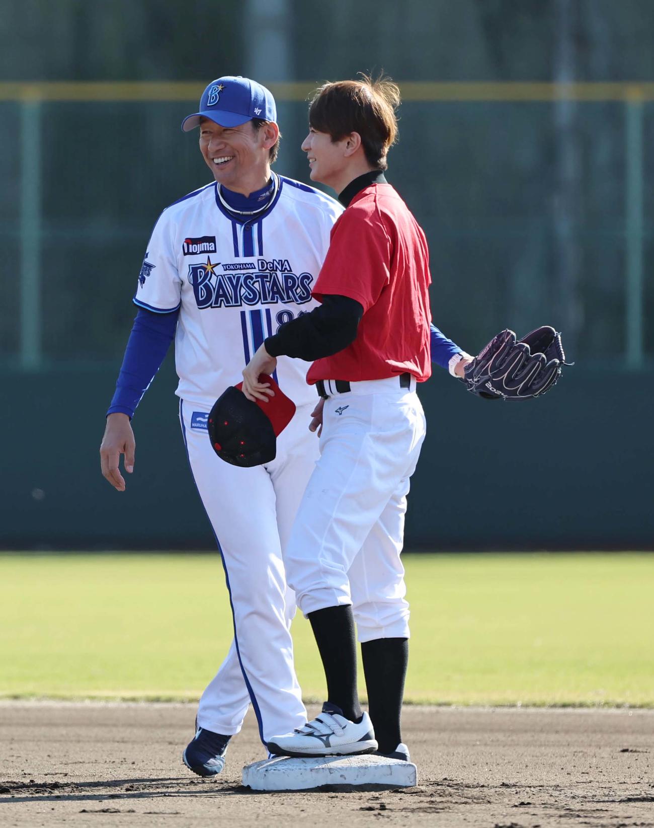 高橋優斗（右）に笑顔で声を掛ける三浦監督（撮影・上田博志）