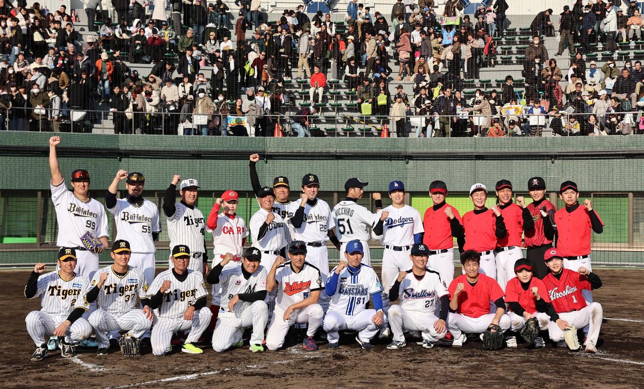 収録を終えた梅野隆太郎（下段左）と及川雅貴（同左から2人目）ら出演者は記念撮影に収まる（撮影・上田博志）