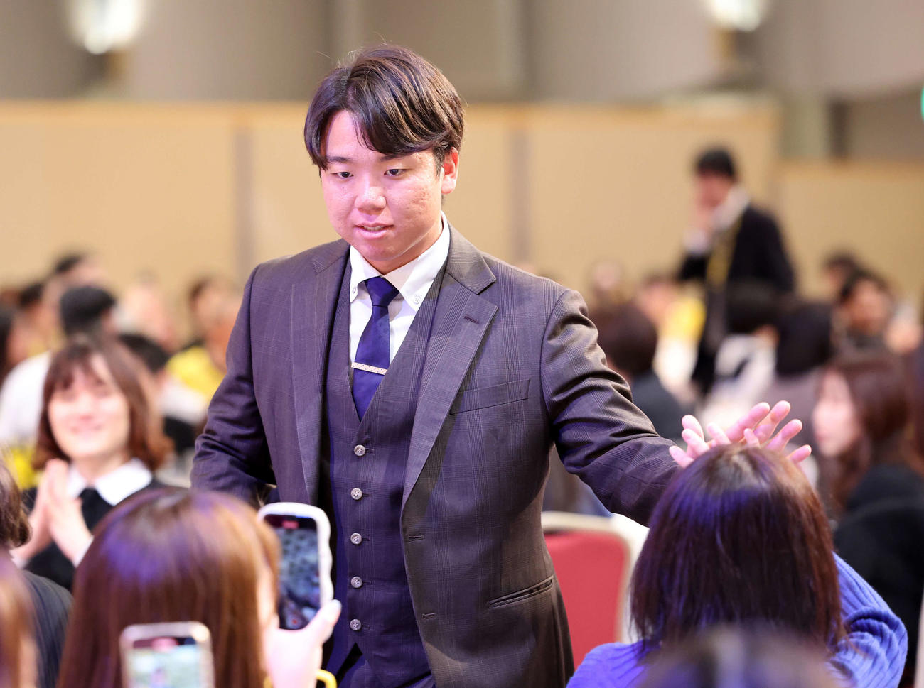 クリスマスイベントでファンとタッチする阪神村上（撮影・鈴木正人）