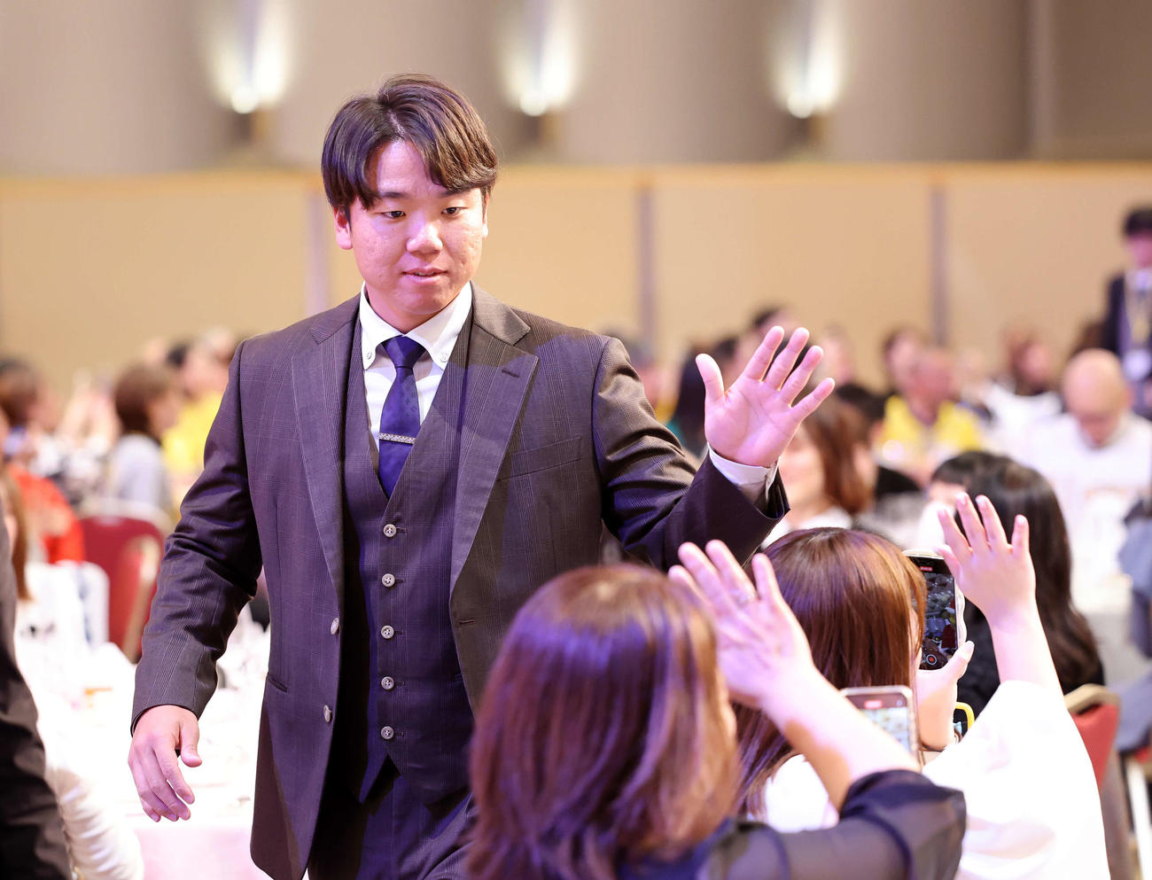 クリスマスイベントでファンとタッチする阪神村上（撮影・鈴木正人）