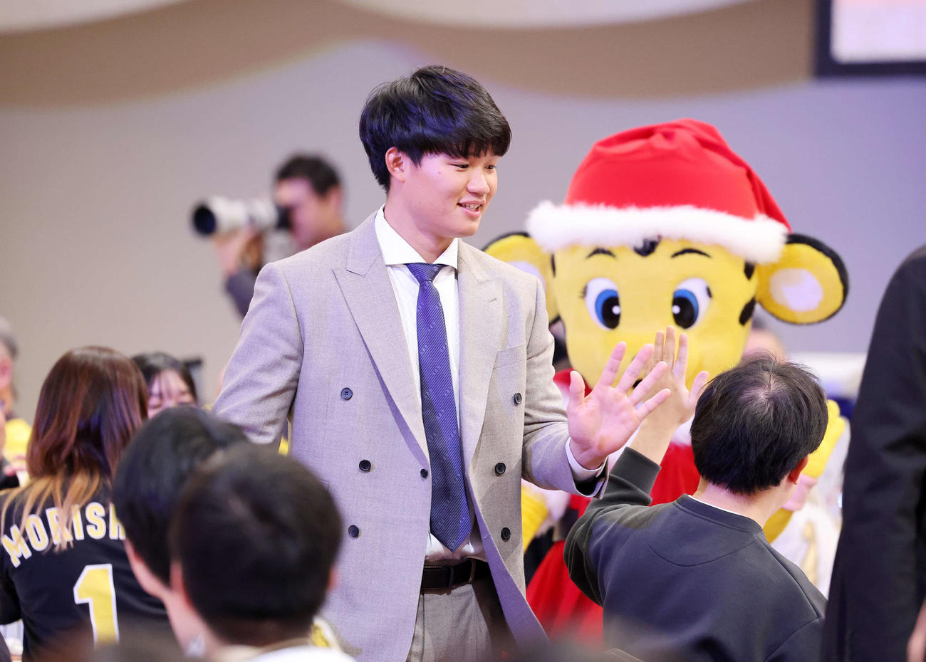 クリスマスイベントでファンとタッチする阪神森下（撮影・鈴木正人）