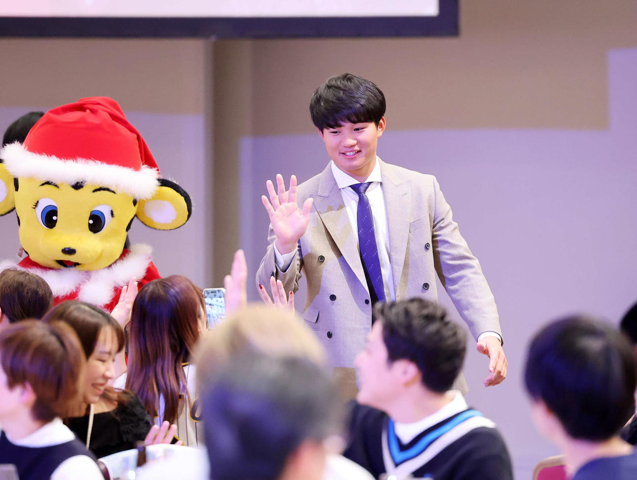 クリスマスイベントでファンとタッチする阪神森下（撮影・鈴木正人）