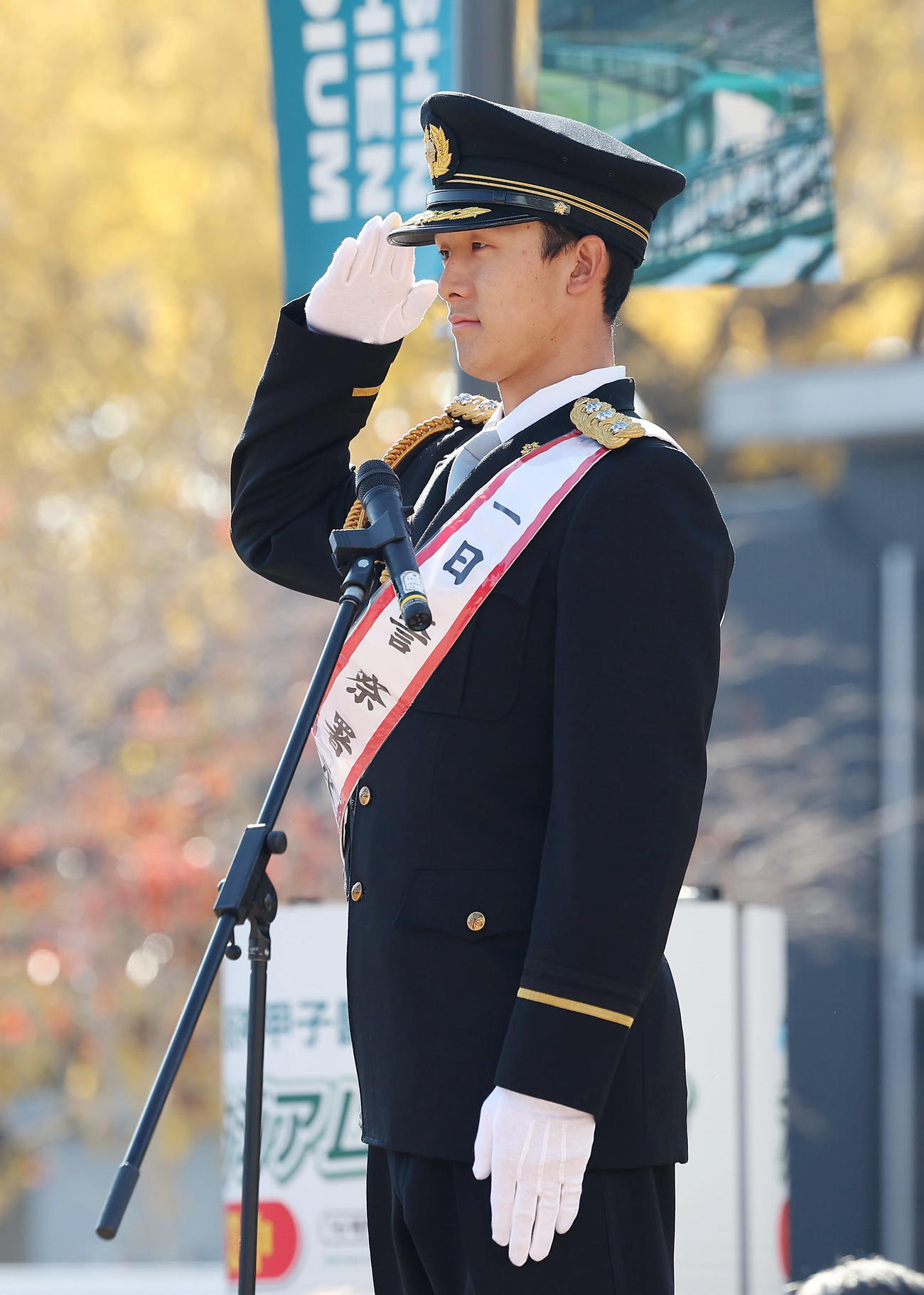 甲子園警察署の一日署長を務める阪神小幡（撮影・前田充）