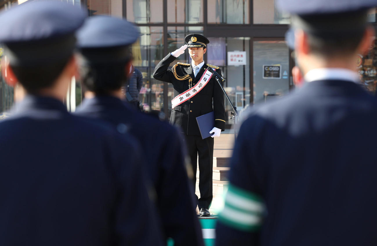 甲子園警察署の一日署長を務める阪神小幡（撮影・前田充）