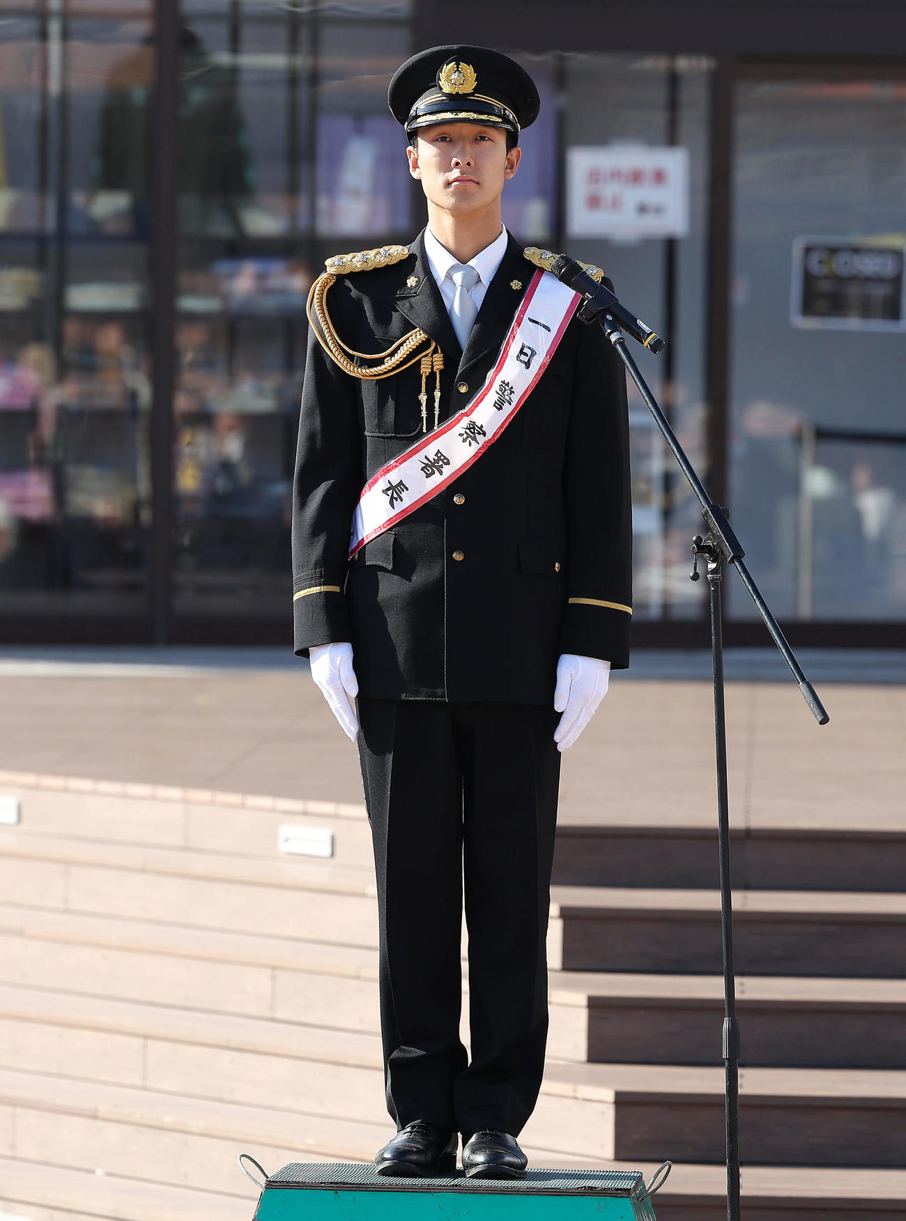 甲子園警察署の一日署長を務める阪神小幡（撮影・前田充）