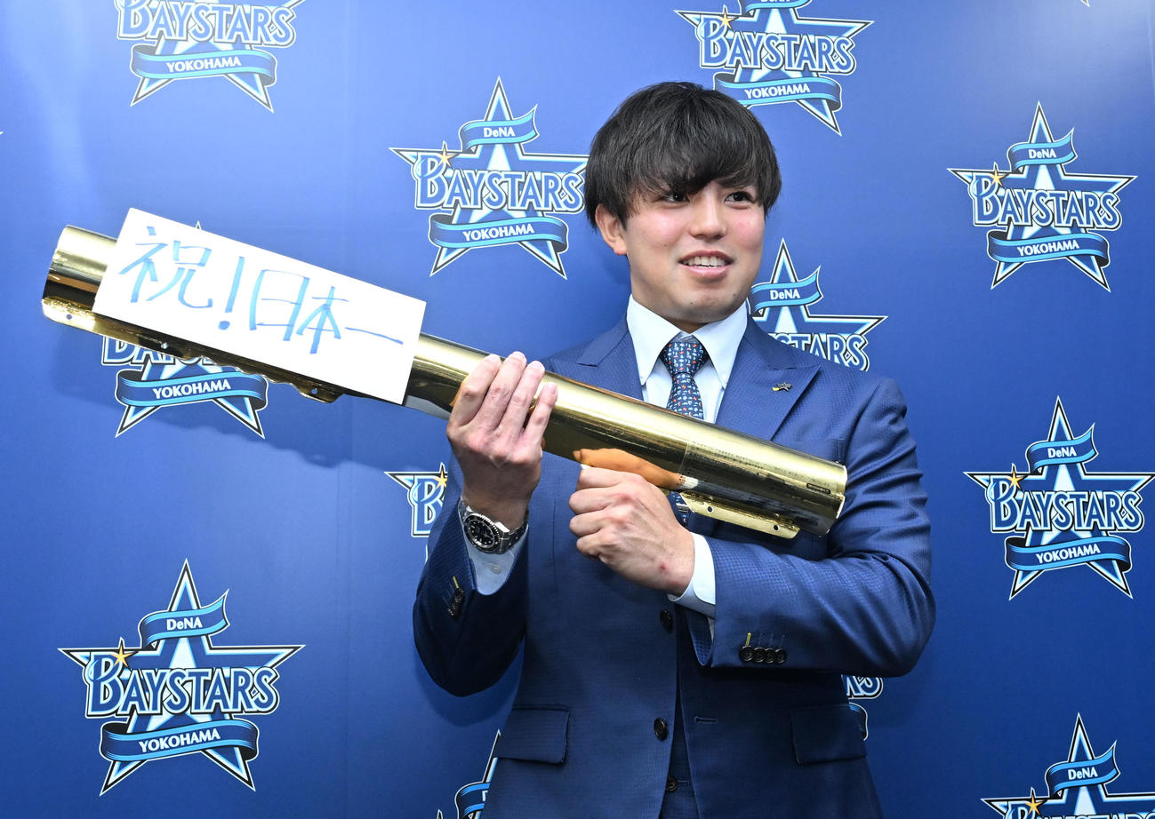 契約更改後の記者会見を終え、ポーズをとるDeNA東（撮影・千葉一成）