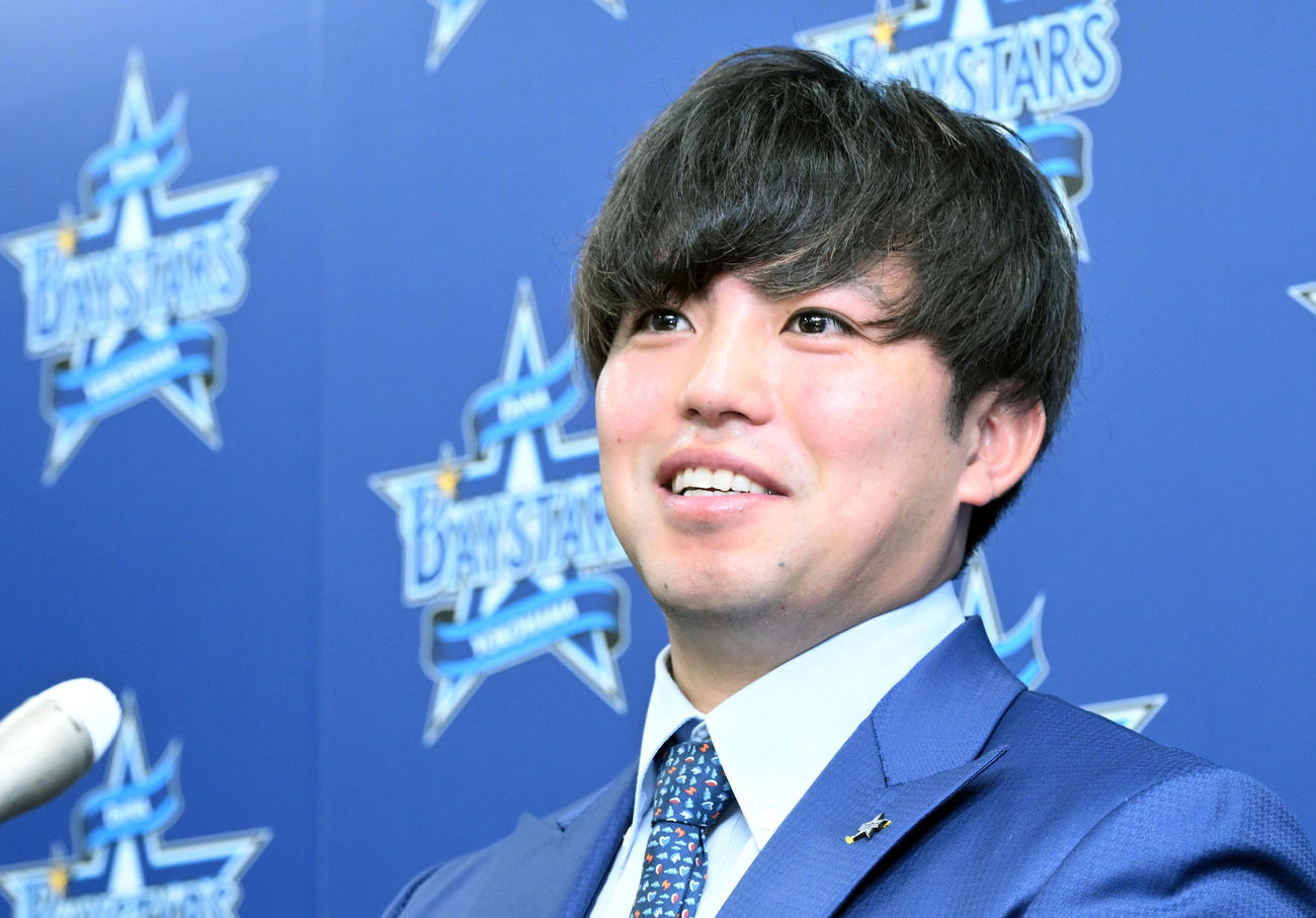 契約更改後の記者会見で今季を振り返るDeNA東（撮影・千葉一成）