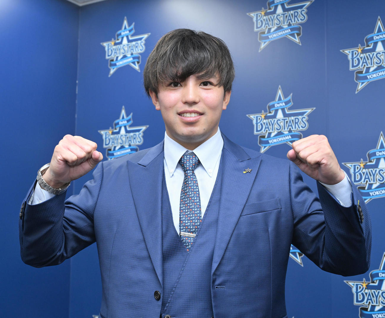 契約更改後の記者会見を終え、ポーズをとるDeNA東（撮影・千葉一成）
