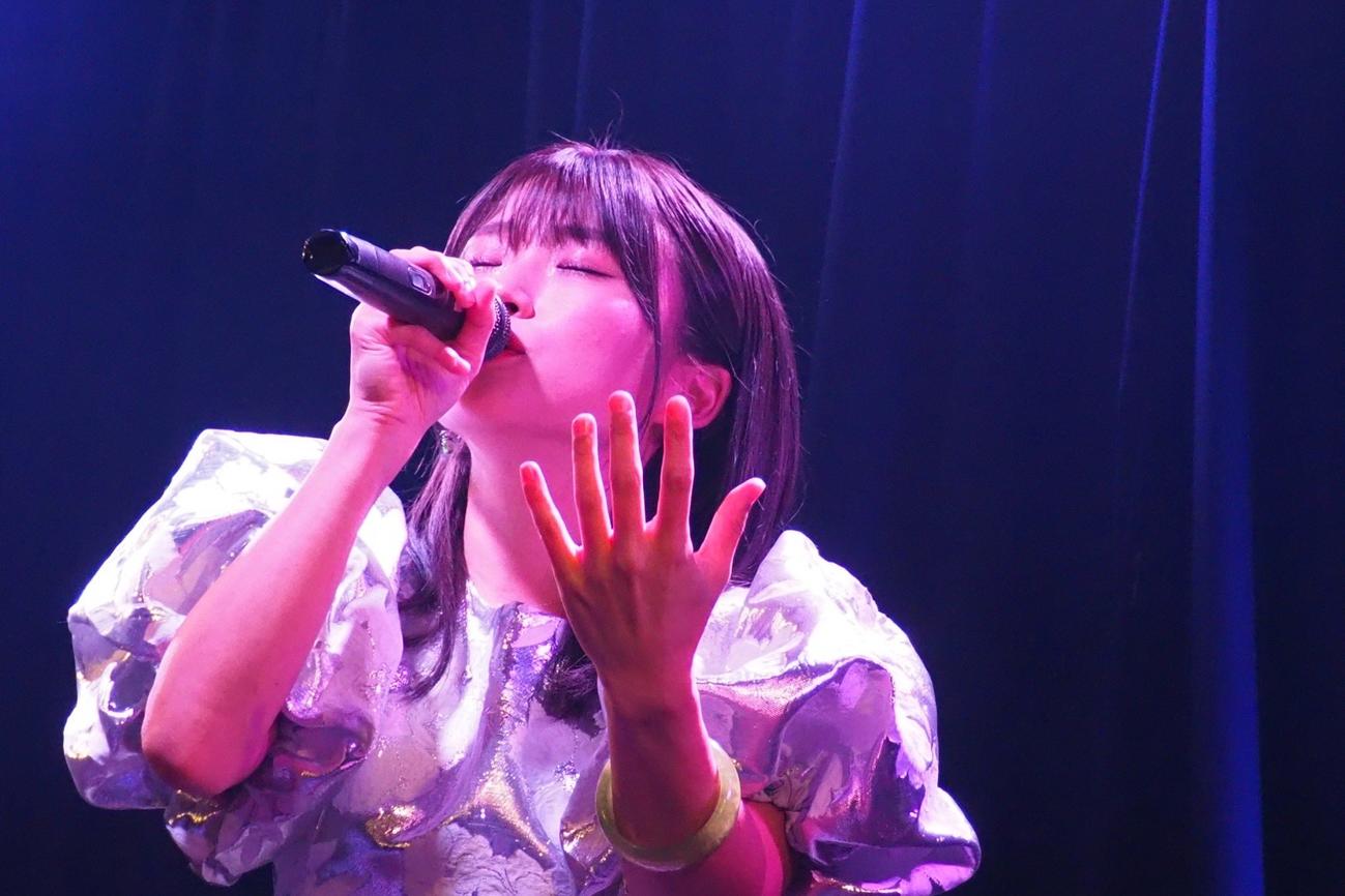 大阪公演で熱唱する河野万里奈