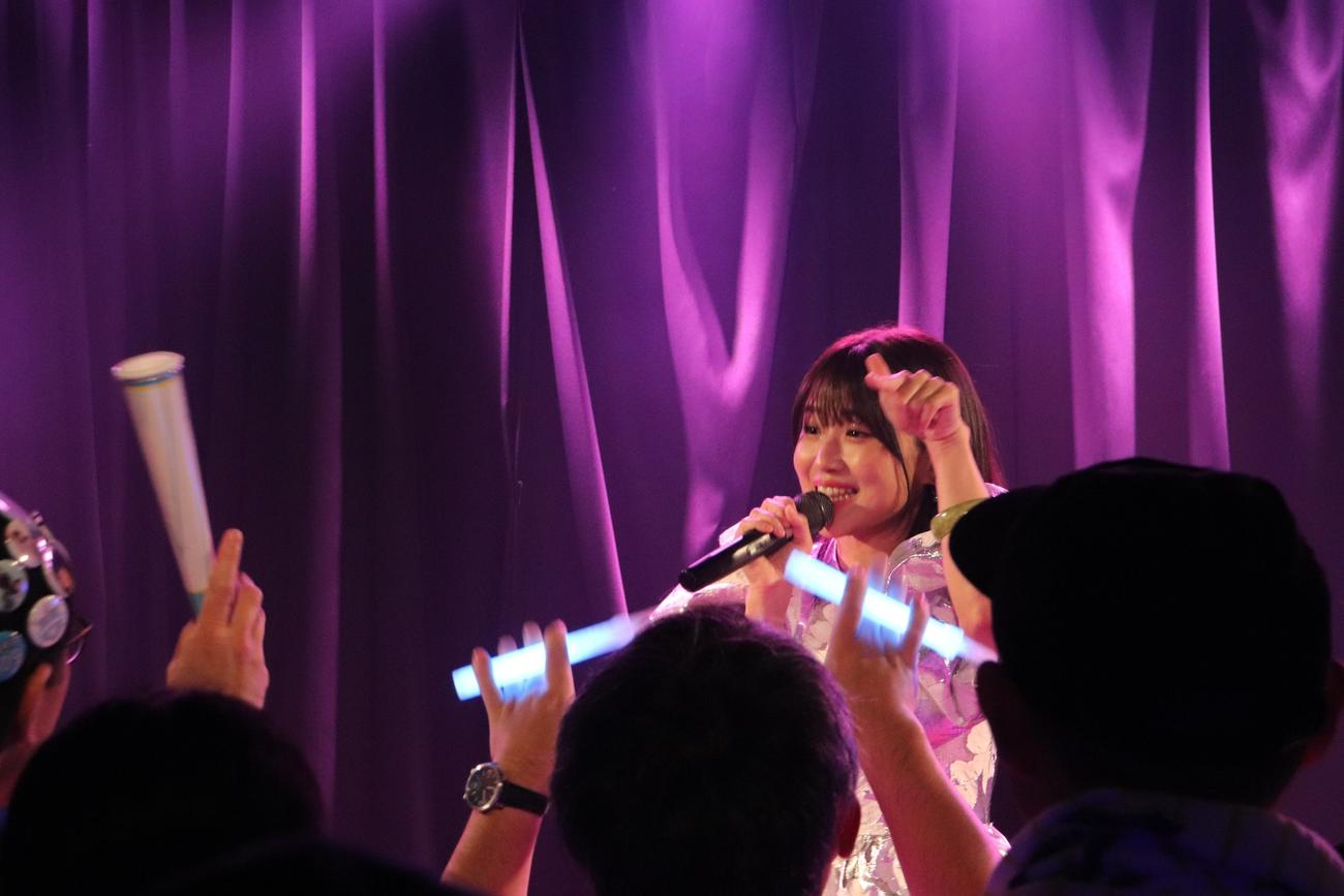 大阪公演で熱唱する河野万里奈