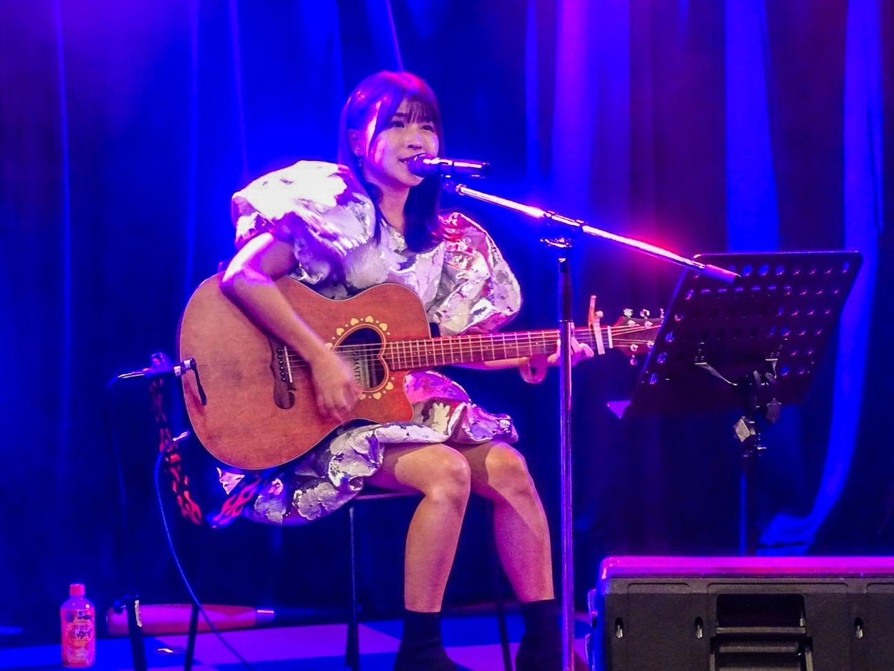 大阪公演で熱唱する河野万里奈