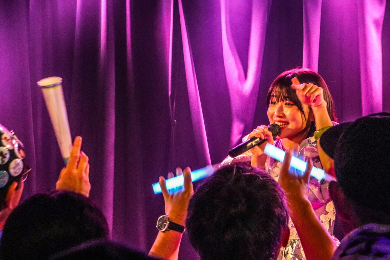大阪公演で熱唱する河野万里奈