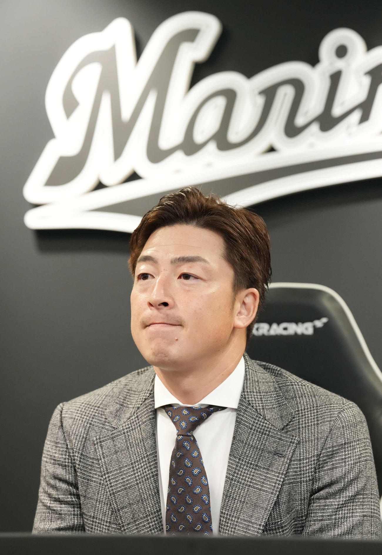 減額制限を大幅に超える契約更改を終え会見するロッテ美馬（撮影・小沢裕）