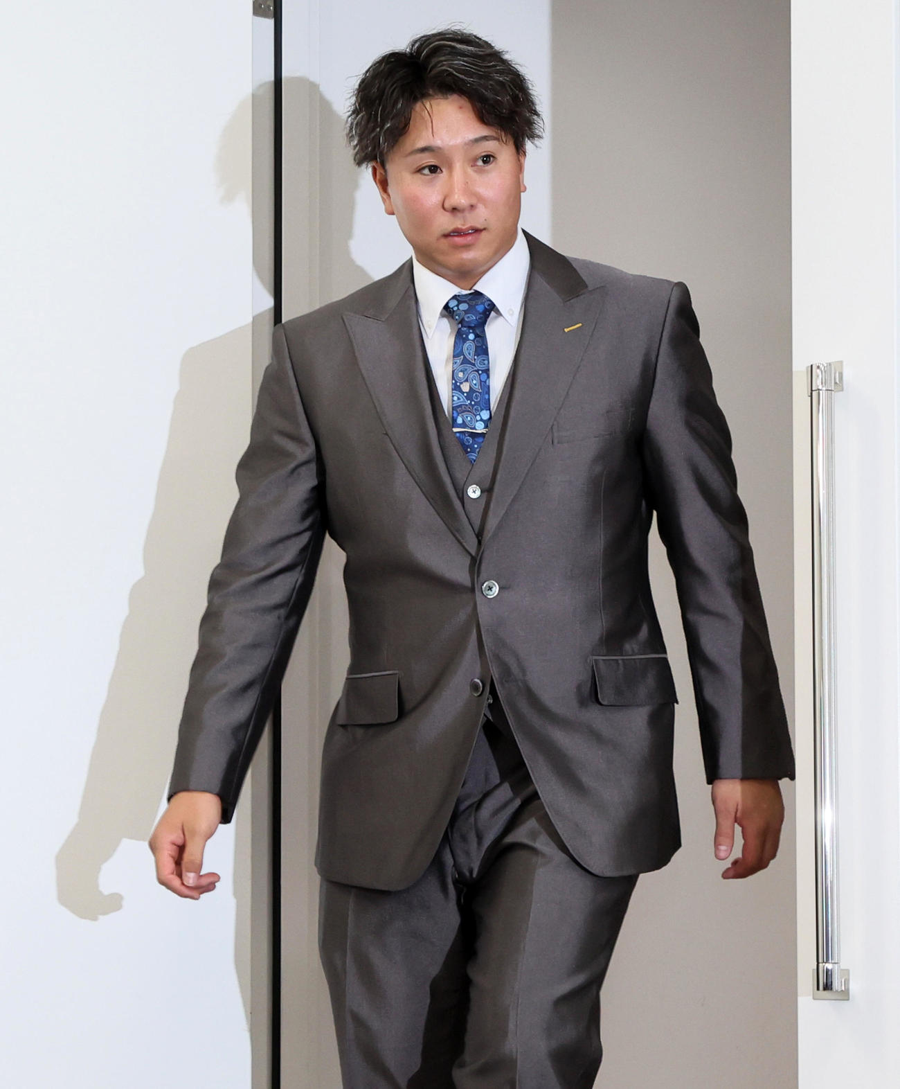 契約更改を終え会見場に入る古田島（撮影・加藤哉）