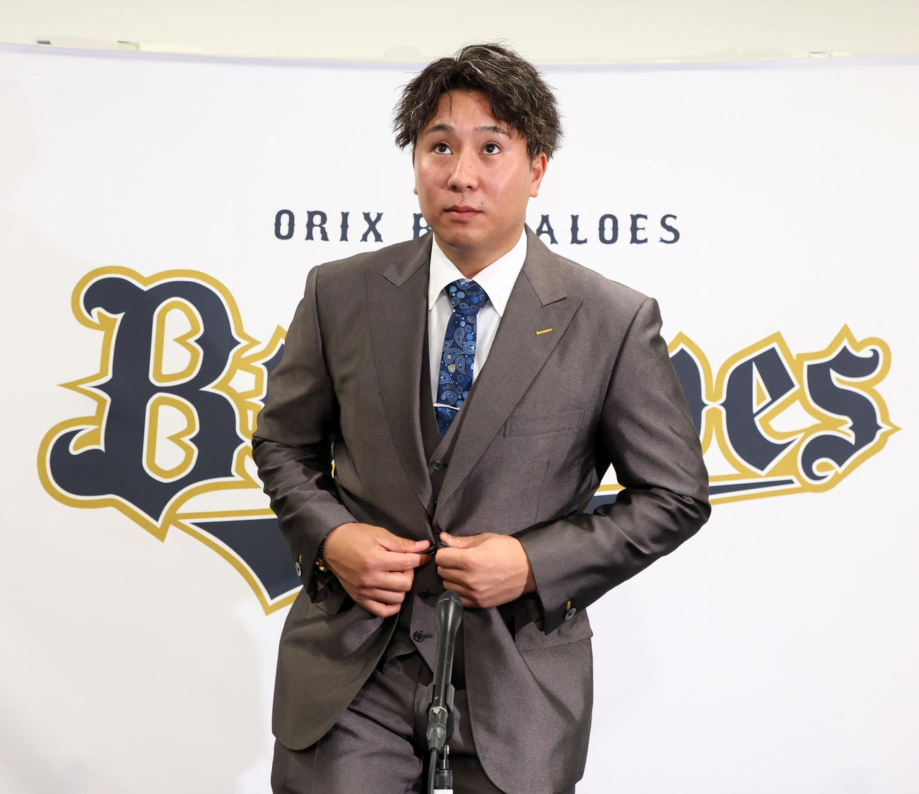 契約更改を終え会見のイスに着席する古田島（撮影・加藤哉）