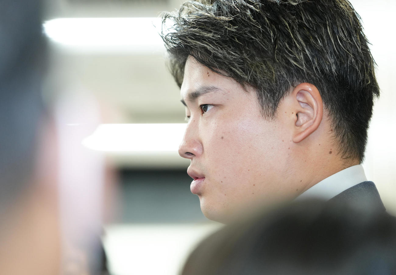 契約更改を終え、取材に応じるヤクルト村上（撮影・足立雅史）