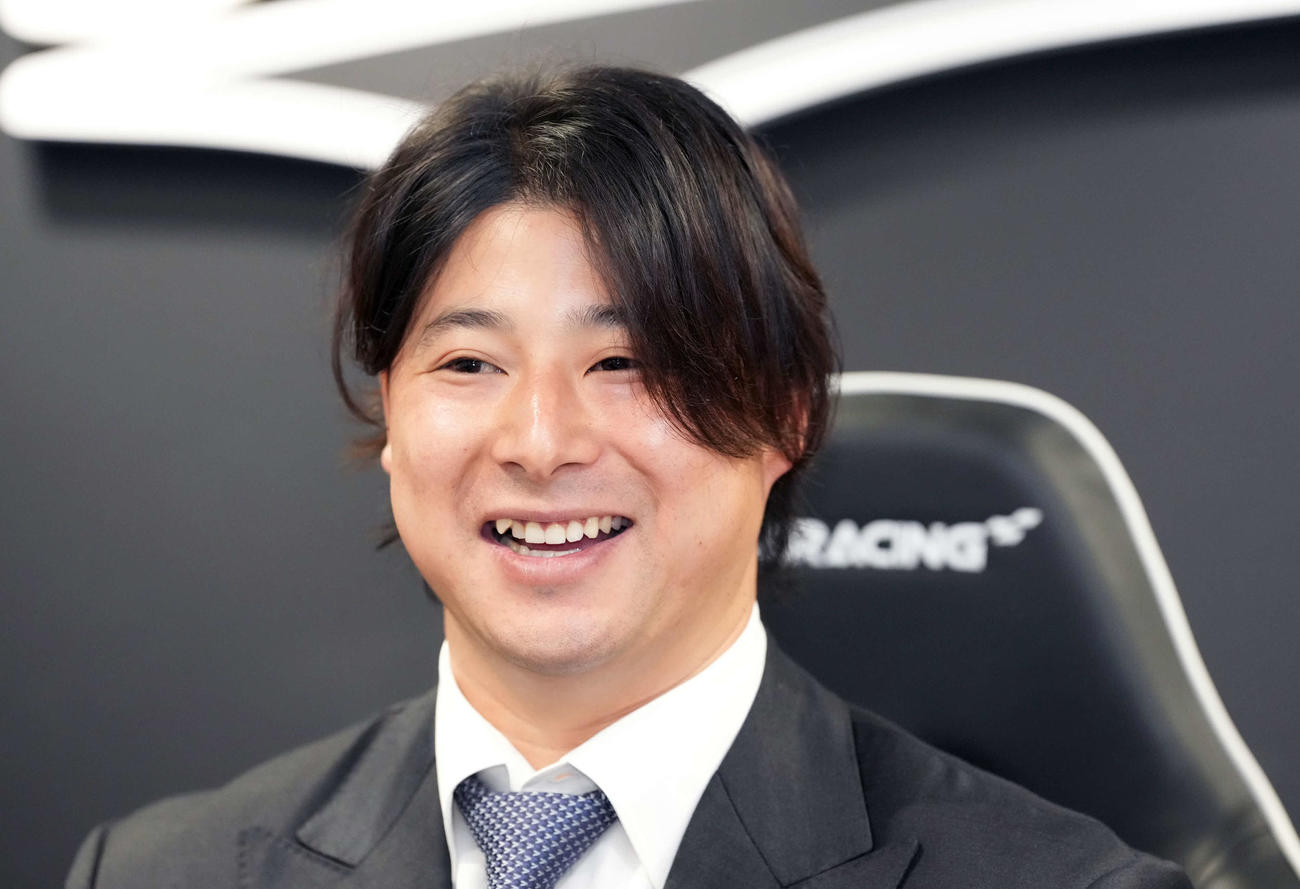 契約更改を終え会見するロッテ藤岡（撮影・小沢裕）