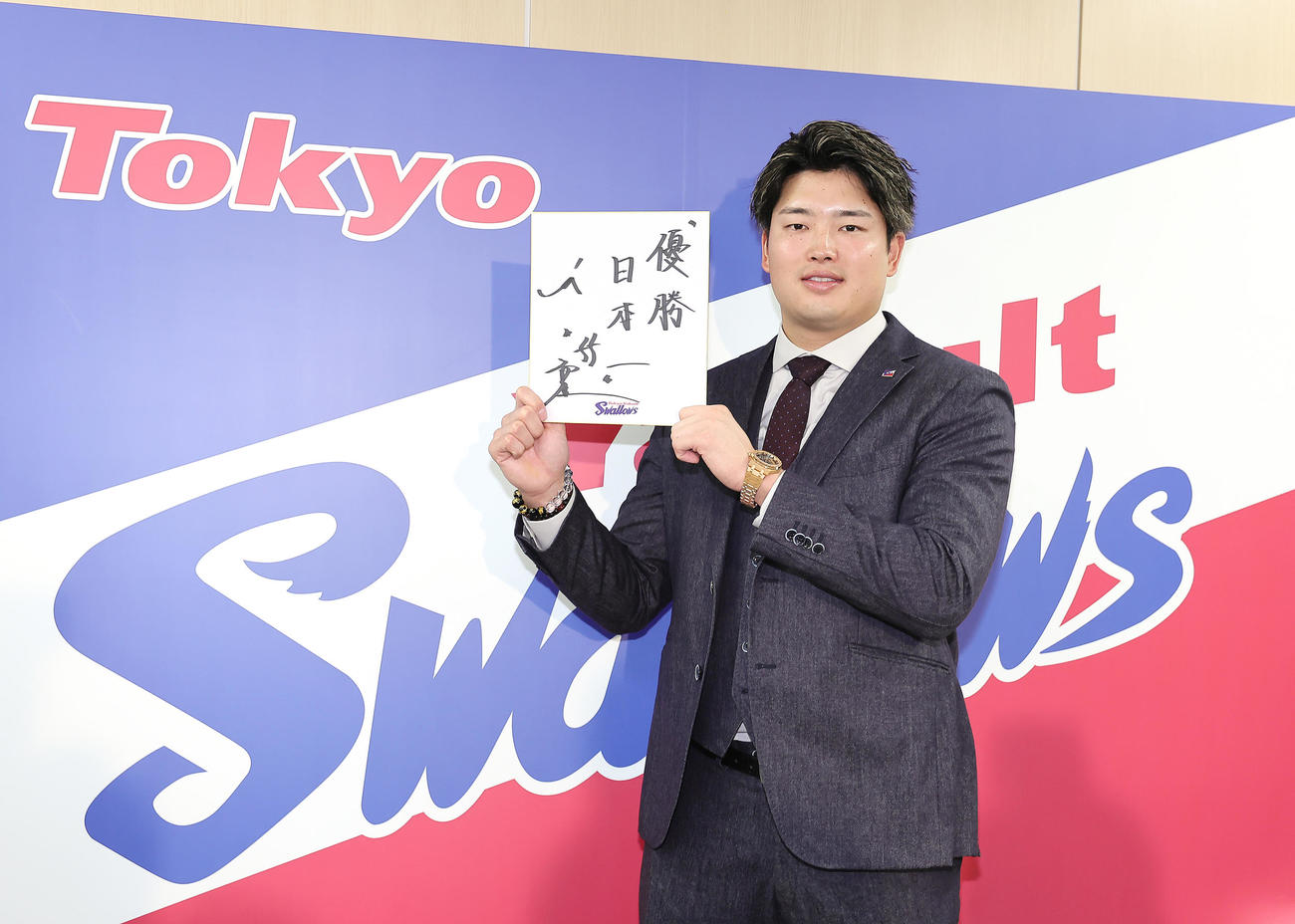 契約更改を終えたヤクルト村上は来季の目標に「優勝・日本一」を掲げた（撮影・足立雅史）