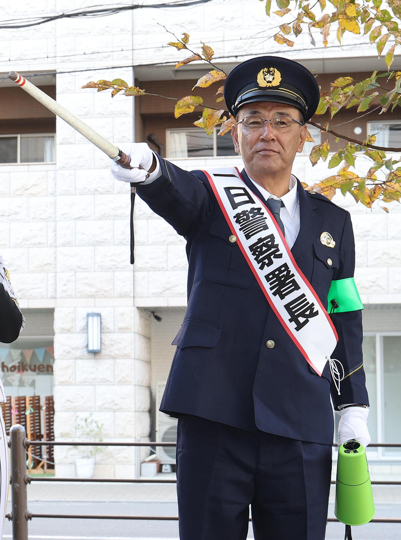 出発を見守る一日警察署長の阪神タイガースWomen木戸監督（撮影・白石智彦）