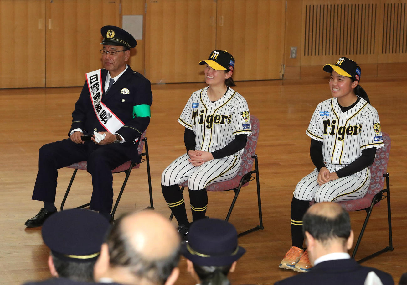 トークセッションに参加する左から、一日警察署長の阪神タイガースWomen木戸監督、安藤、樫谷（撮影・白石智彦）