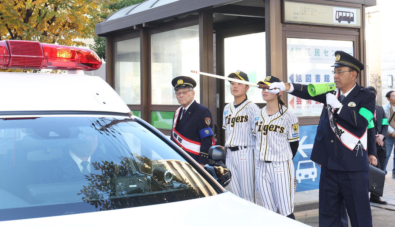 出発式の号令をかける一日警察署長の阪神タイガースWomen木戸監督（右）。左は樫谷、安藤（撮影・白石智彦）