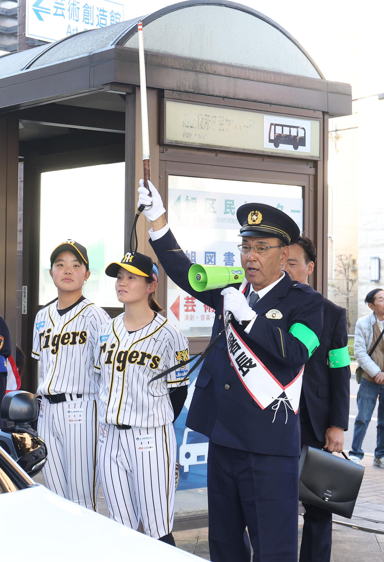 出発式の号令をかける一日警察署長の阪神タイガースWomen木戸監督（右）。左は樫谷、安藤（撮影・白石智彦）