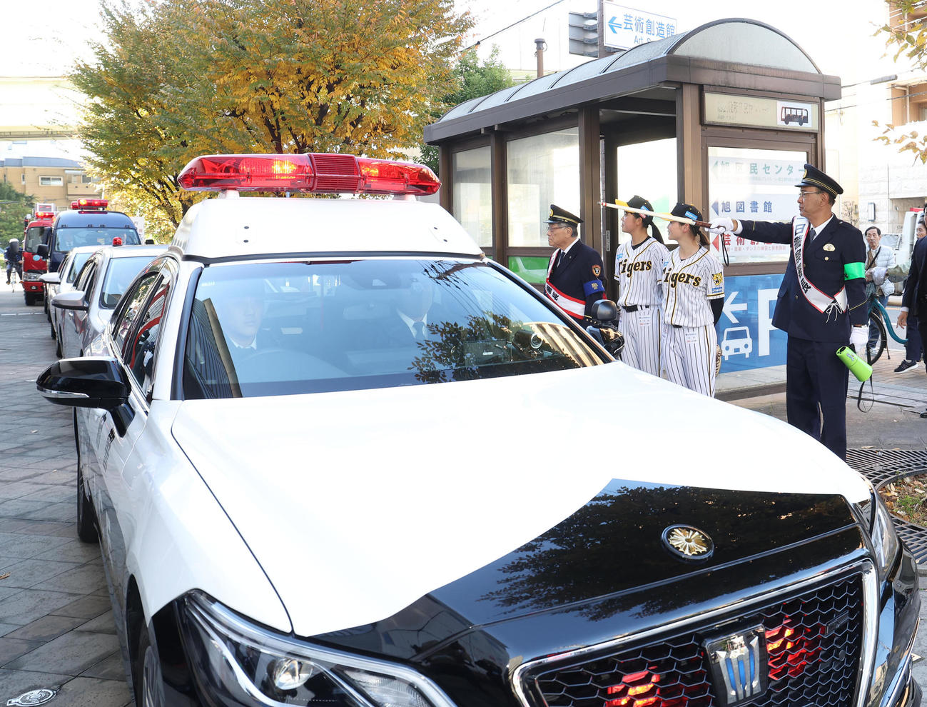 出発式の号令をかける一日警察署長の阪神タイガースWomen木戸監督（右）。左は樫谷、安藤（撮影・白石智彦）