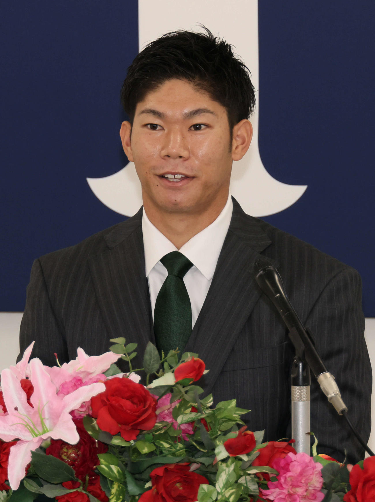 契約更改を終え、会見する広島坂倉（撮影・加藤孝規）